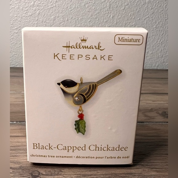 HALLMARK NEW 2011 BLACK- CAPPED CHICKADEE MINIATURE Christmas Ornament - Picture 1 of 8